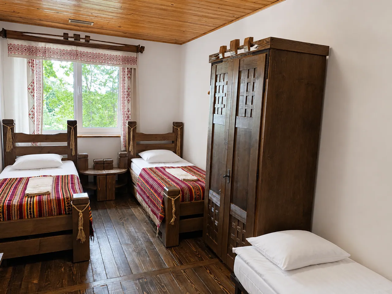 Triple room: three sleeping places with a window onto the garden