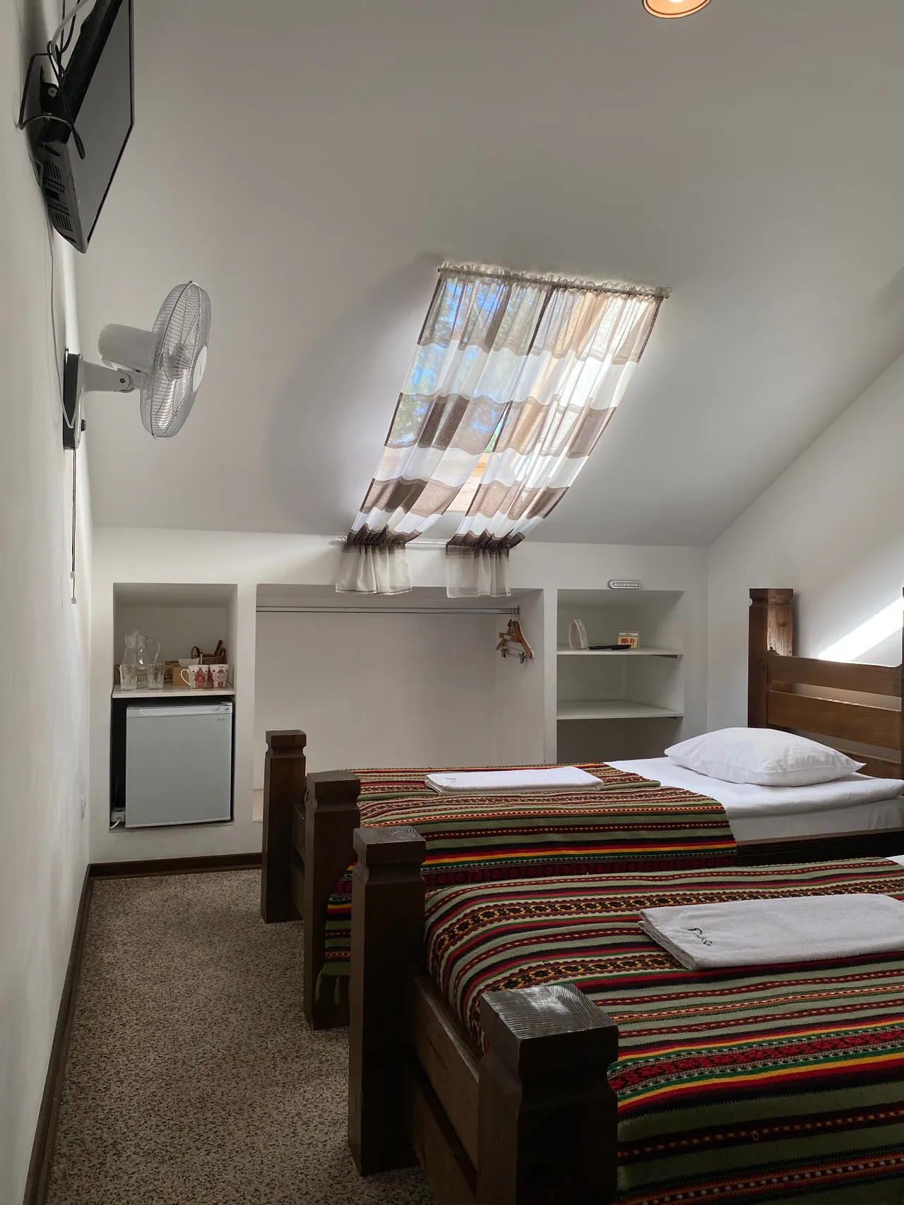 Attic double room with a fan and two single beds