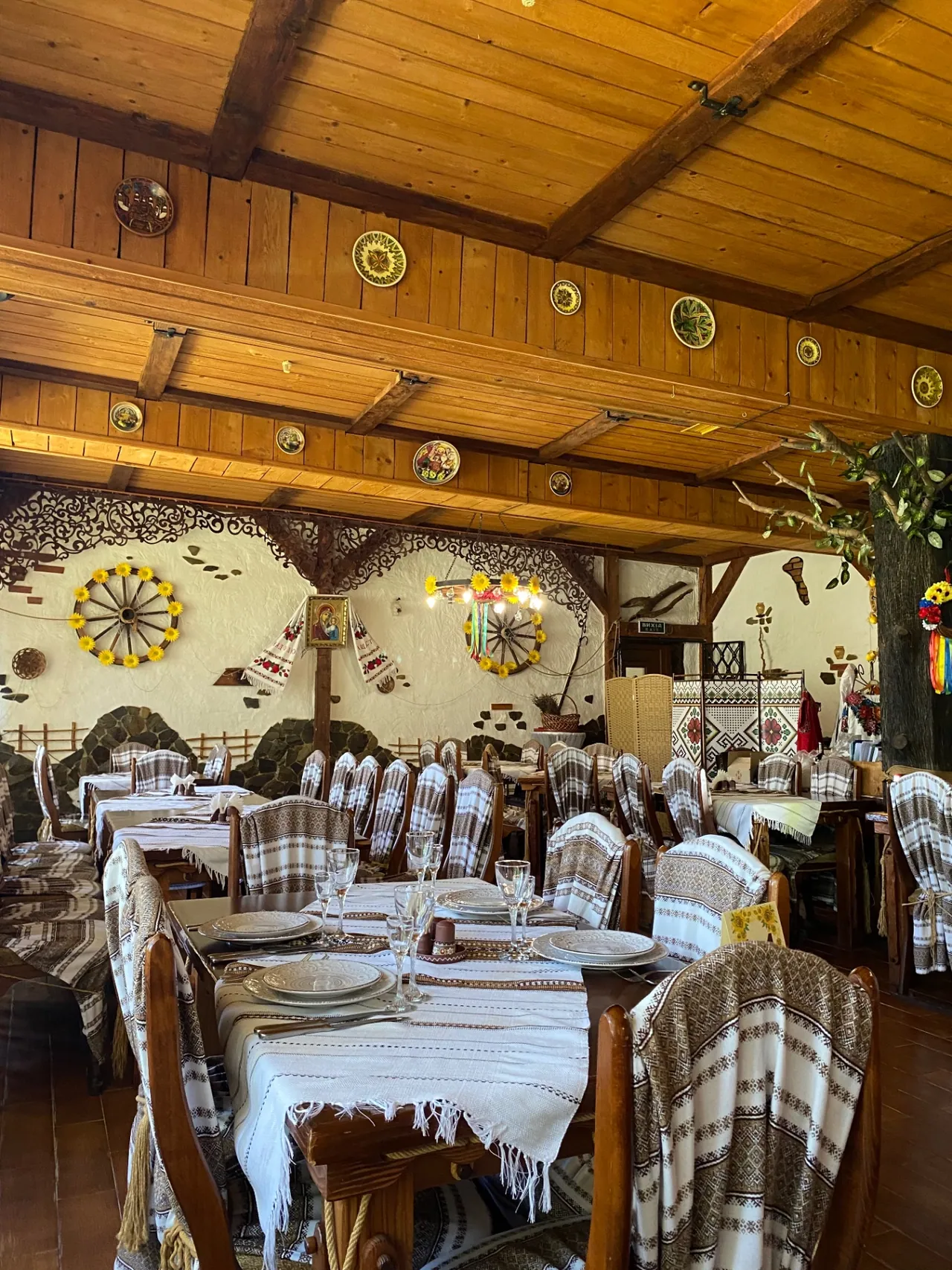 Stizhok's National Hall: timber ceiling, embroidered towels and set tables